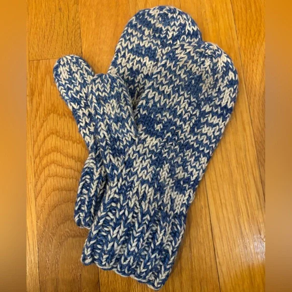 Misha and Puff Wool Mittens Adult - Picture 4 of 5